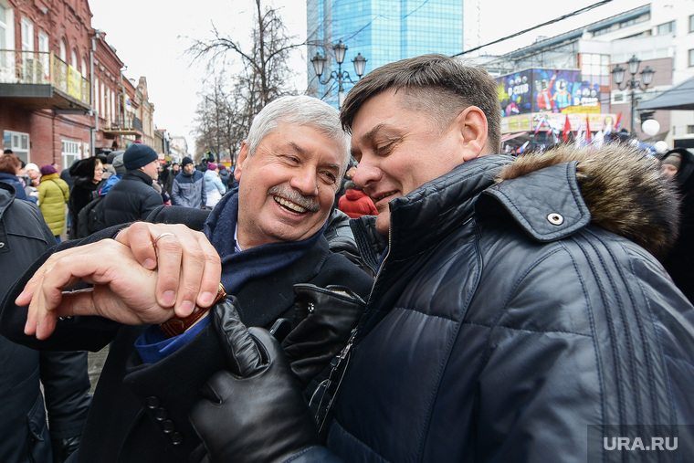Владимир Мякуш показывает Ивану Квитке часы, подаренные за прошлые выборы президента. Надо ждать новых