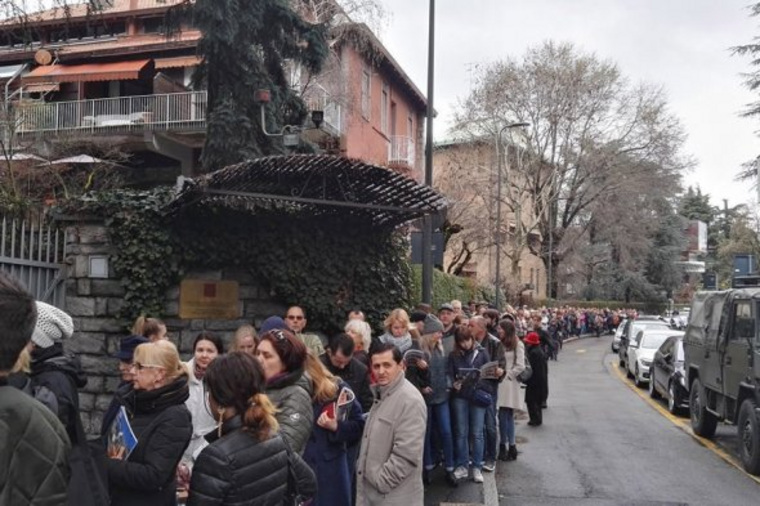 Очередь у входа в избирательный участок в генконсульстве России в Милане