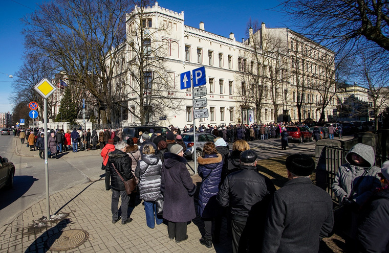 Избиратели в очереди в российское посольство в Риге