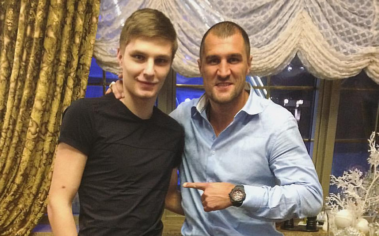 Евгений Юрьевцев (слева), в отличие от знаменитого боксера Сергея Ковалева, решил прославиться вне ринга