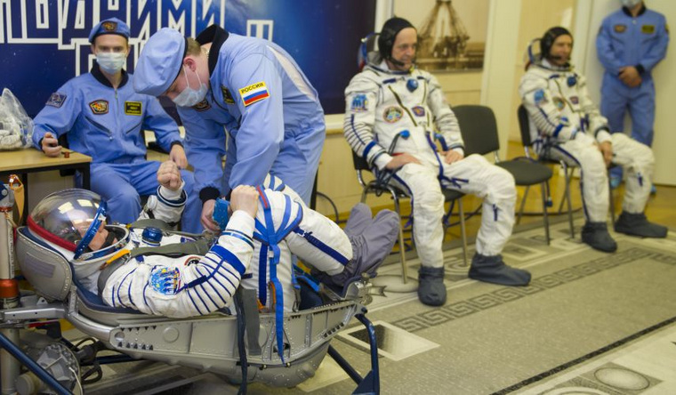 Космонавтов одевают перед запуском