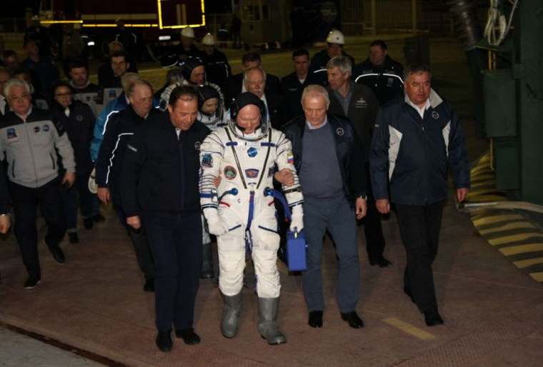 Экипаж Артемьева везут на стартовую площадку