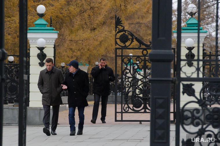 Владимир Тунгусов (посередине) уехал в отпуск, а губернатор настоял на безопасности при сносе башни. Не лично через Instagram (деятельность запрещена в РФ) — сухим релизом