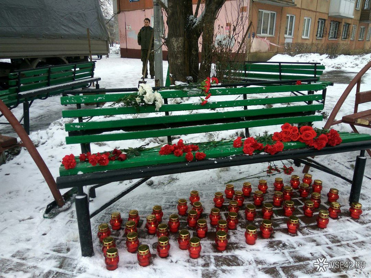 Люди несут цветы к месту трагедии в Кемерово