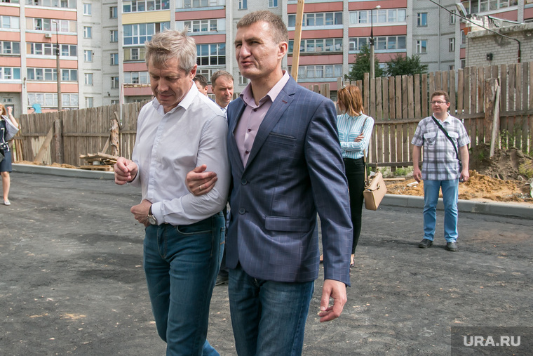 Владимир Баскаль (слева) получил самый большой подряд на строительство домов по программе переселения из ветхого жилья