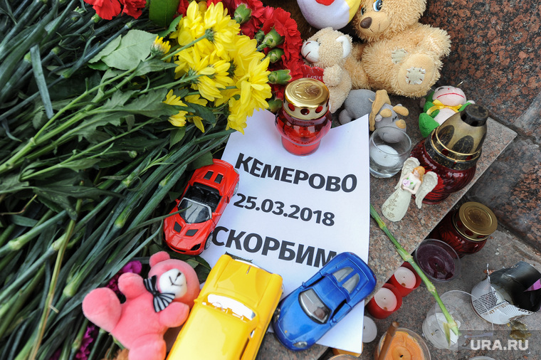 По всей стране проходят траурные акции в память о погибших в ТРЦ «Зимняя вишня» в Кемерово