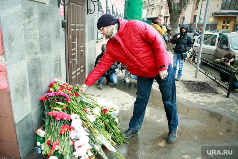 Россияне уже сегодня идут с цветами к стихийным мемориалам в своих городах. В Москве — это здание кемеровского торгпредства