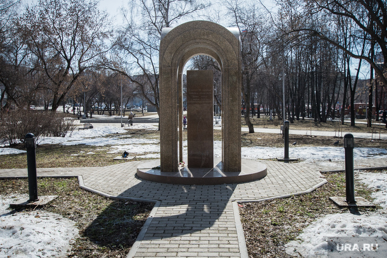 Пермский мемориал в память о погибших при пожаре в клубе «Хромая лошадь»