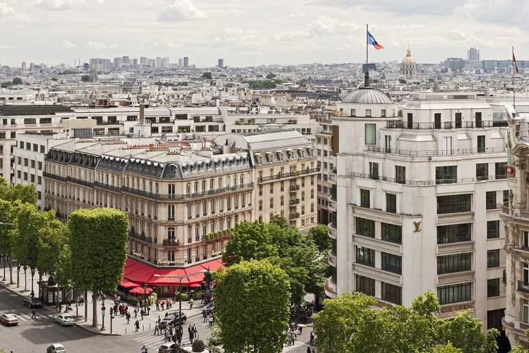Отель Barriere Le Fouquet’s в Париже, где проживает делегация России во время служебных поездок