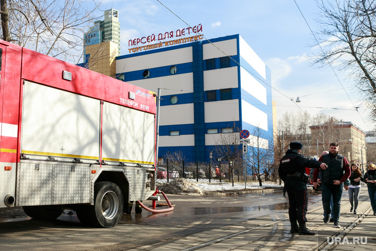 ТЦ "Персей" после ликвидации пожара в здании торгового центра. Москва, полицейские, тц персей для детей, пожарные расчеты