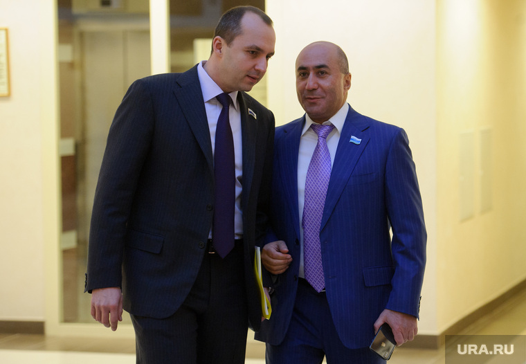 Карапетян (справа) сохранил мандат, но обрек коллег на затяжной конфликт с прокуратурой