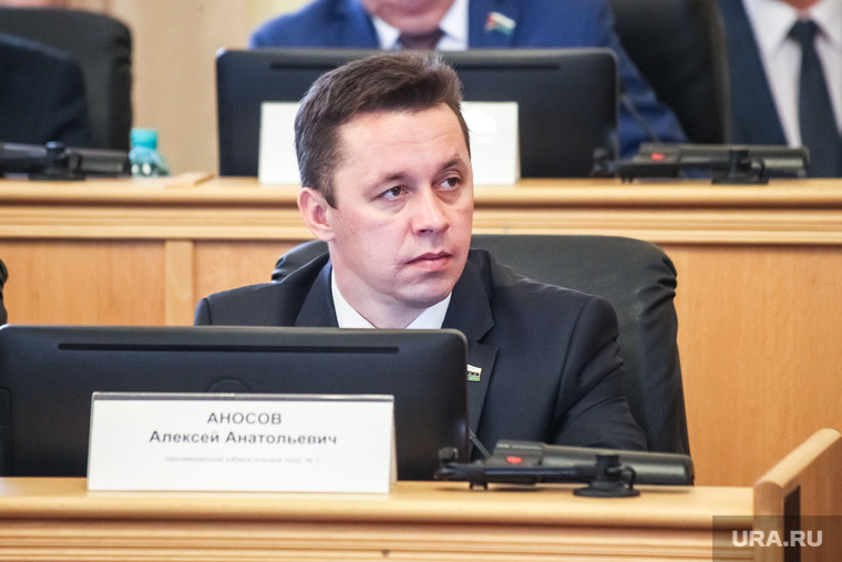 Конфликт Алексея Аносова с руководством парламента вспыхнул из-за денег. Народный избранник попросил зарплату