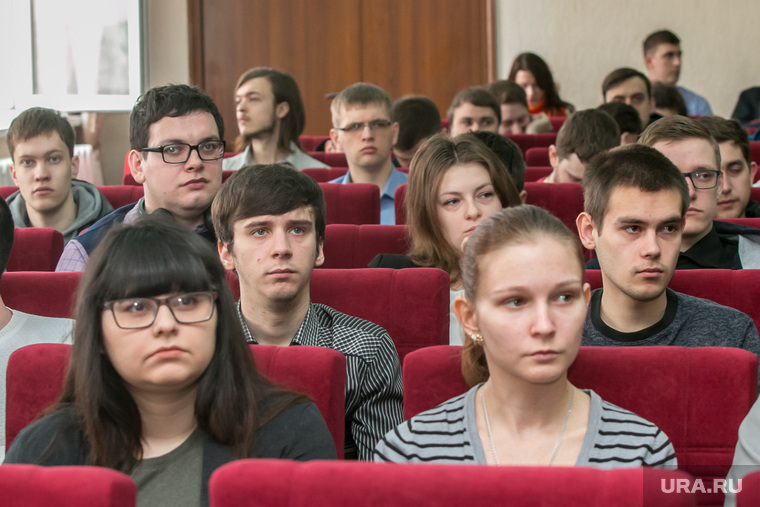 Большинство ребят с интересом слушали выступающих, немногие отвлекались на разговоры и телефоны