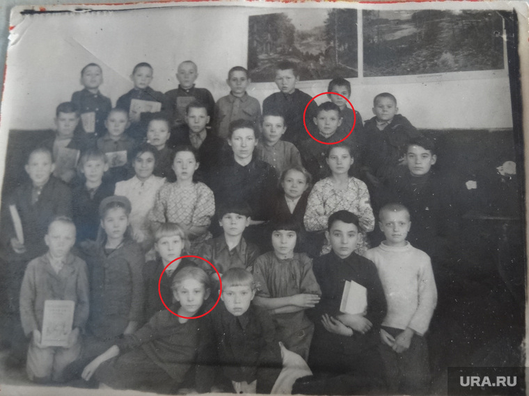 Фото класса. В верхнем ряду отмечен Владимир Гудилин, в нижнем — Алевтина Зырянова