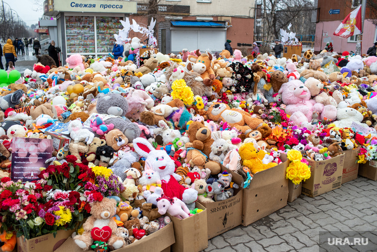 Рядом с ТЦ «Зимняя вишня» жители устроили траурный мемориал, принеся на него сотни игрушек