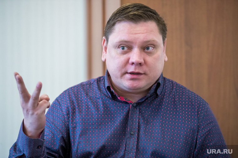 В регионе Максима Учватова называют «кемеровским Навальным». Он постоянно судится с тулеевскими чиновниками, обвиняя их в коррупции. Большинство судов Учватов выигрывает