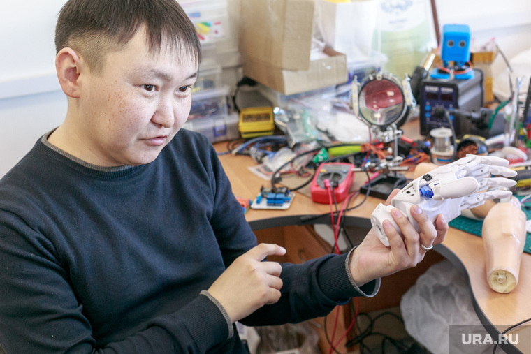 Инженер-самоучка Айыысхан Алексеев демонстрирует пилотную модель бионического протеза