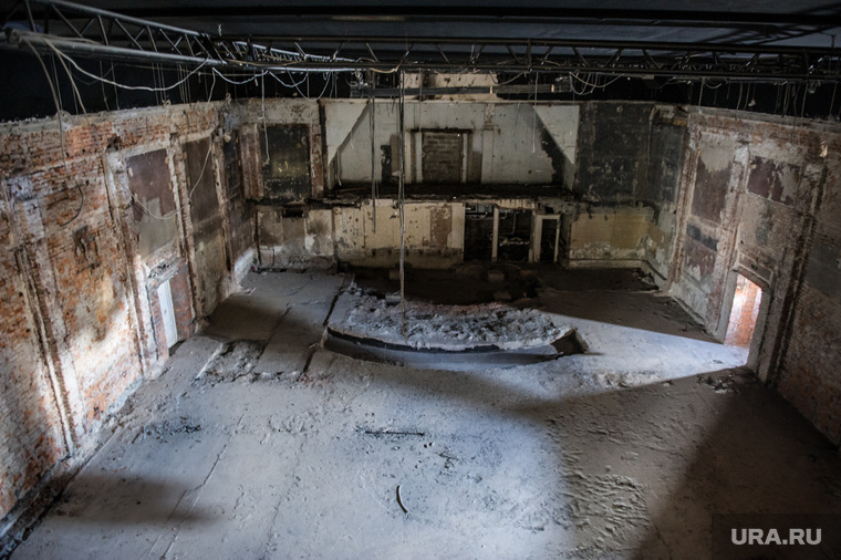 Благодаря демонтажным работам теперь можно увидеть, каким был кинозал старинного советского кинотеатра.