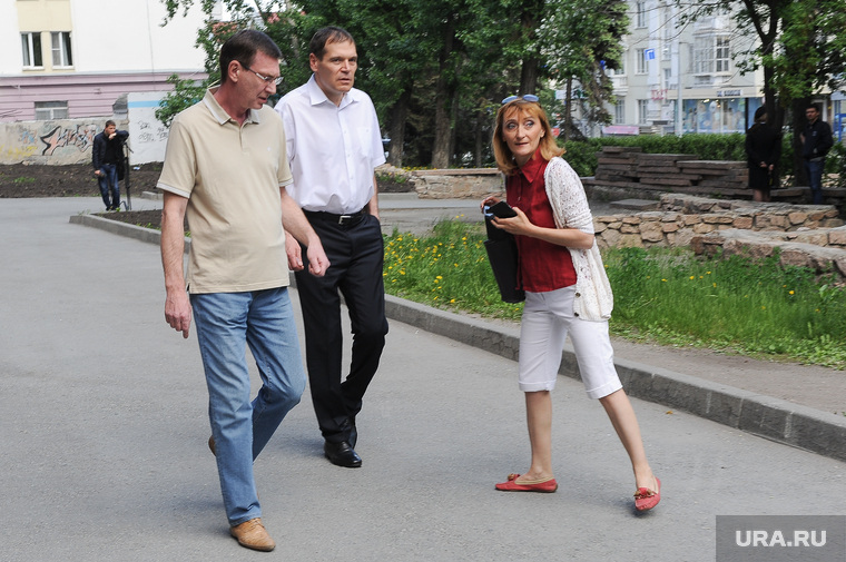 В помощь Андрею Барышеву (в центре) главой Курчатовского района назначили его человека Сергея Антипова (слева)