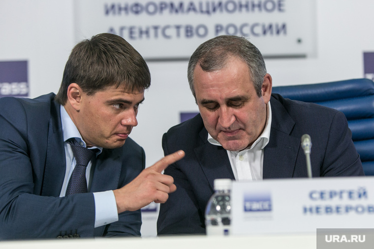 Слева — автор законопроекта, Сергей Боярский, сын актера и известный борец за права курильщиков