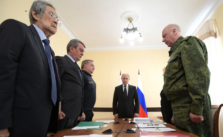 Дважды во время встречи с президентом, Аман Тулеев (слева) совершает ошибку