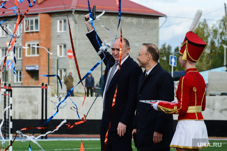 Борис Дубровский (слева) и Игорь Алтушкин приезжали на открытие нового спорткомплекса со стадионом в Карабаше