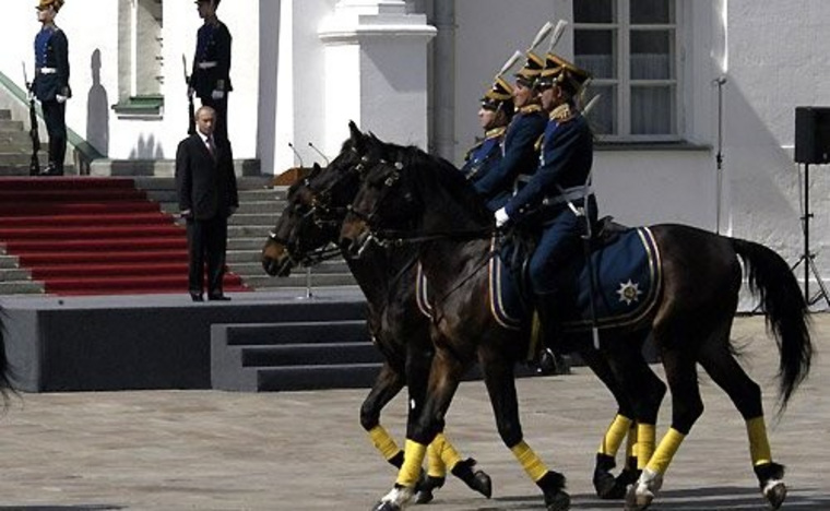 В 2004 году во время инаугурации по двору даже прошла конная гвардия