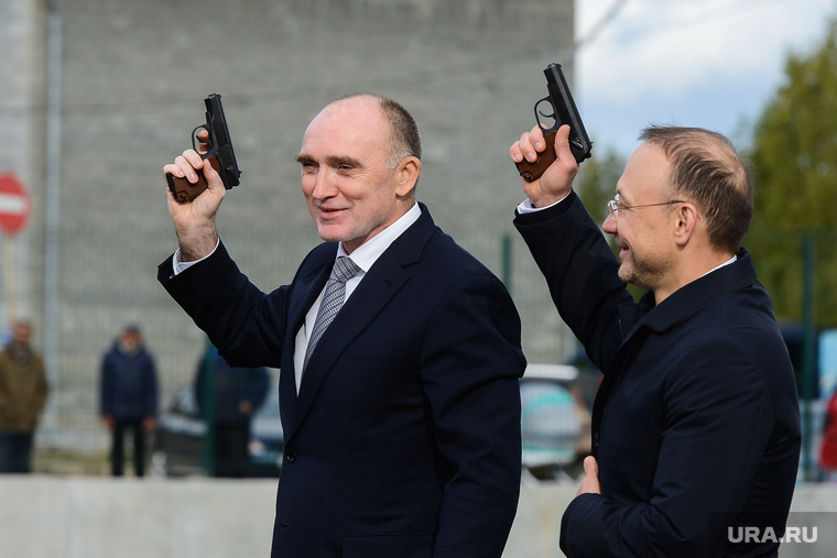Игорь Алтушкин (справа) активно популяризирует бокс и смешанные единоборства, кроме того, возглавляет региональную федерацию практической стрельбы