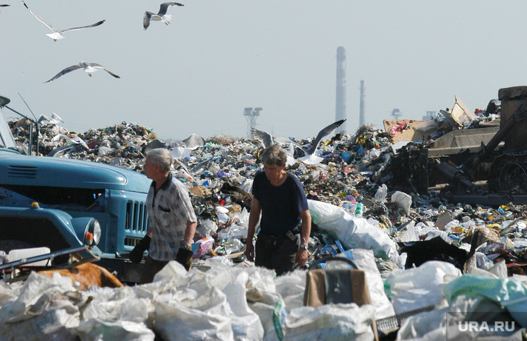 Сейчас на челябинской городской свалке за сортировку мусора отвечают мигранты и пенсионеры