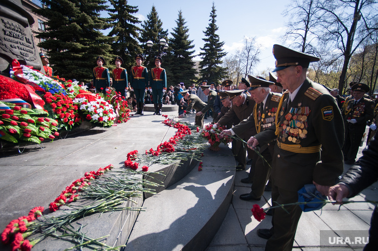Ветераны участвуют в возложении цветов к памятнику маршалу Жукову