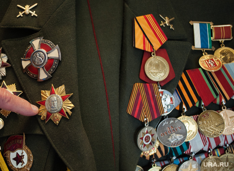 Вверху слева — орден Дмитрия Донского, в центре — настоящие фронтовые награды: медали «За отвагу!», «За победу над Германией», «За взятие Кенигсберга»