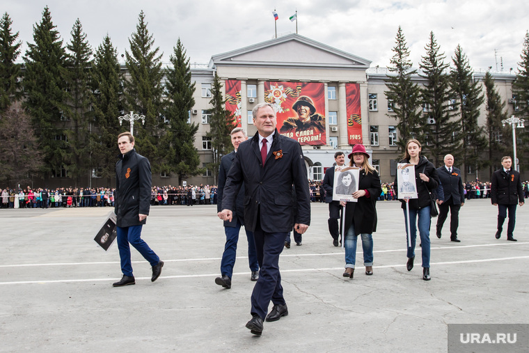 Губернатора Алексея Кокорина сопровождали жена и дочь