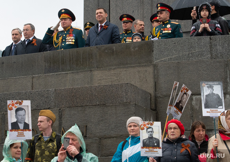 Евгений Куйвашев следил за парадом с постамента, напоминая советского вождя