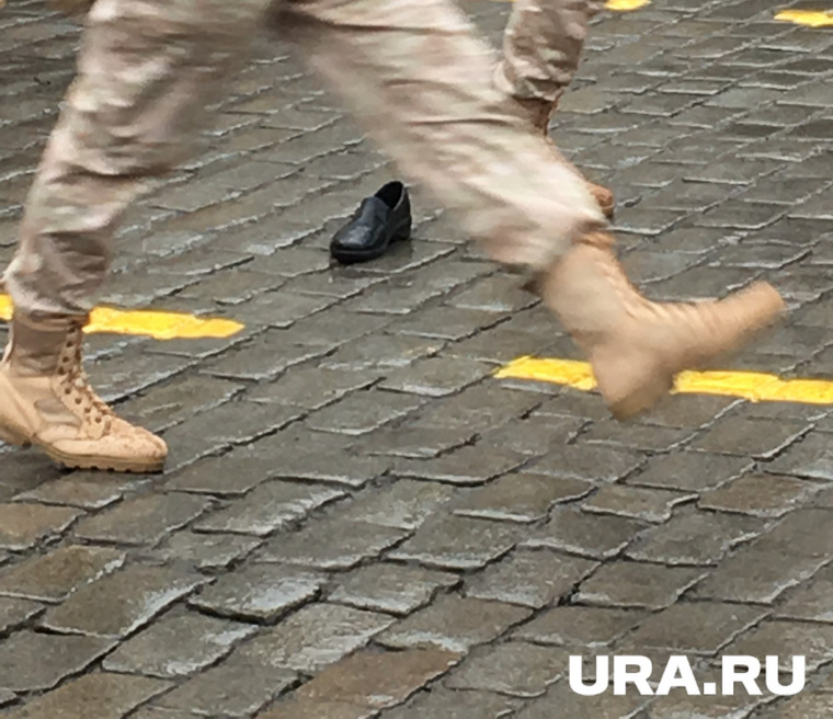 Во время марша кто-то из солдат потерял туфлю