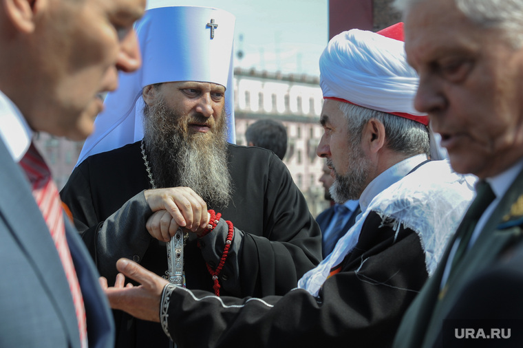Митрополит Никодим (Юрий Чибисов) и муфтий Челябинской и Курганской областей Ринат Раев (справа) что-то обсуждали в ожидании губернатора