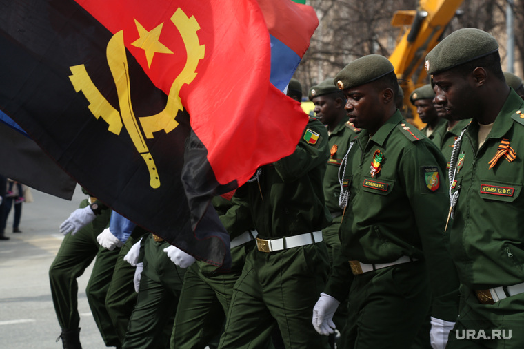 Вместе с российскими военными маршируют солдаты дружественных африканских государств