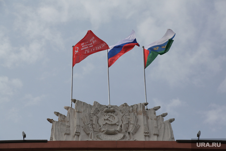 Специально в честь праздника над зданиями правительства и Думы области были подняты красные флаги