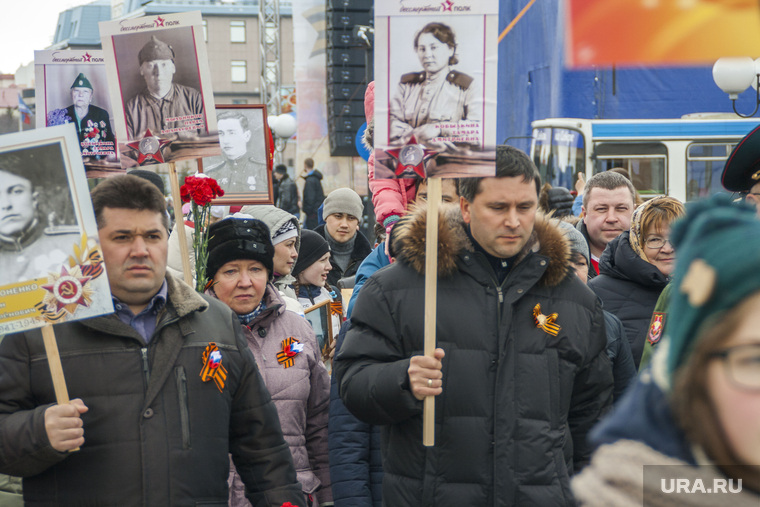 Давыдова (на снимке 2016 года — слева от губернатора) была настолько непублична, что нам пришлось постараться, чтобы найти ее фото в своих архивах