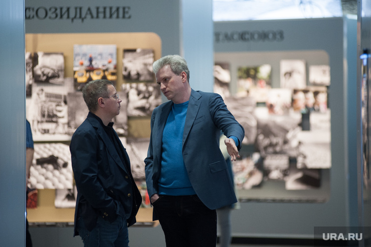 Андрею Станкевичу (справа) не хватило кадров о Свердловске, но выставкой и усилиями организаторов, тем не менее, он восхищается