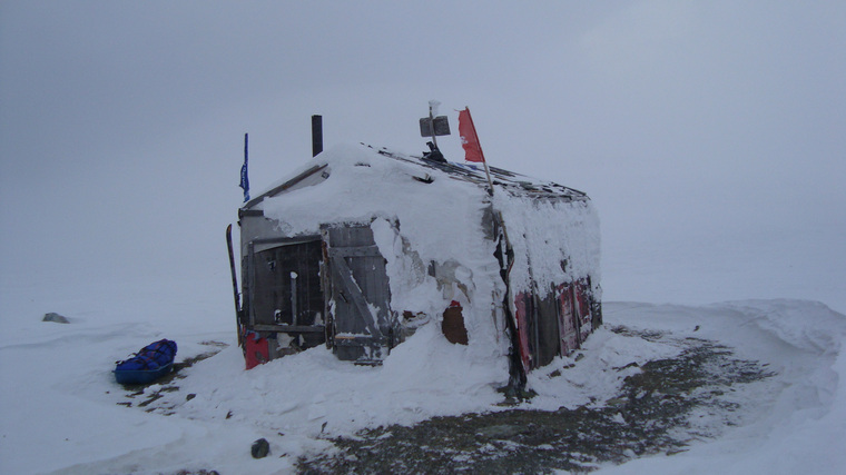Избушка отшельника на склоне горы Моттевчахль. Андреев ночевал в ней одну ночь и замерз