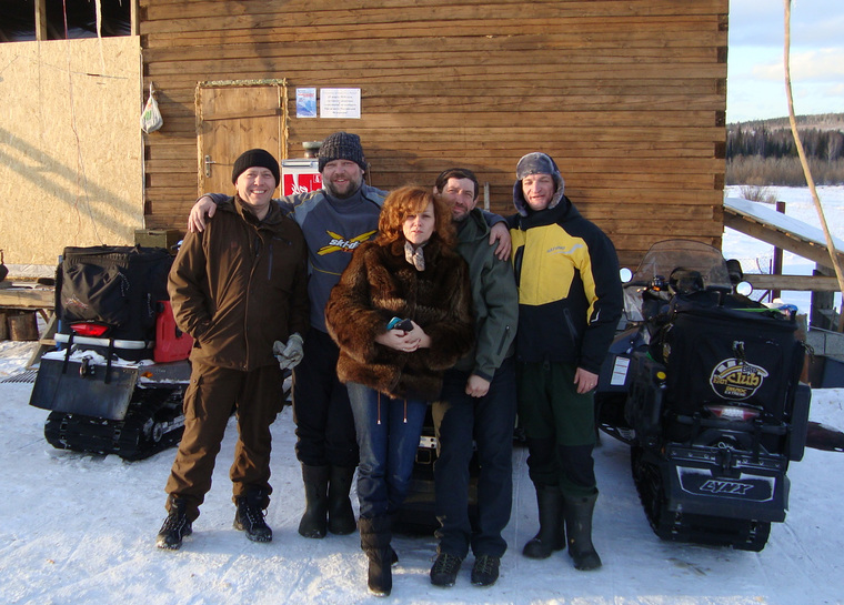 Андреев с супругой (на переднем плане) и со снегоходчиками из Вижая