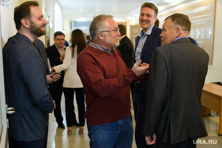 Виктор Ананьев (слева) — пример для коллег, раздумывающих, как еще можно поступить с Ройзманом, решившим бросить своего избирателя