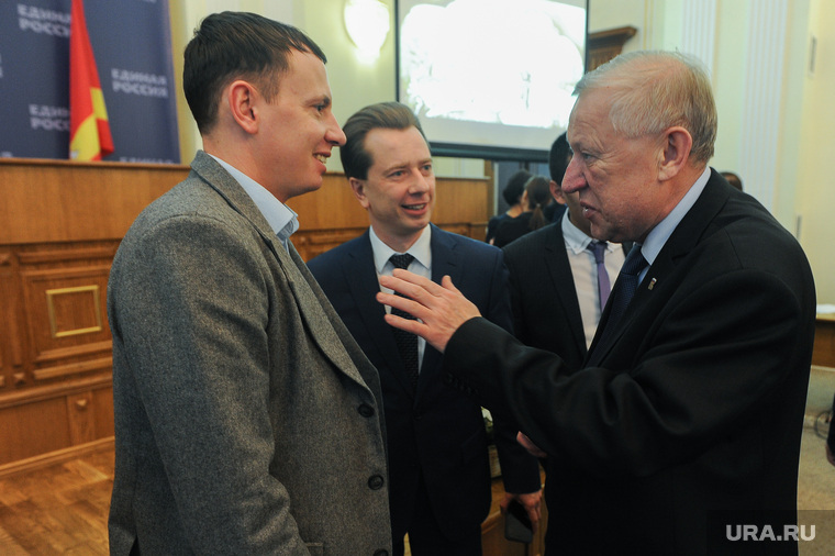 Евгений Тефтелев (справа) решил сохранить баланс сил в Центральном районе, Владимир Бурматов (в центре) не стал перечить