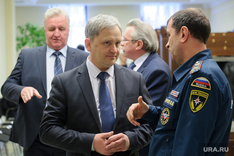 Виктор Теряев разговаривает с главным федеральным инспектором по Свердловской области Данилой Трубиновым