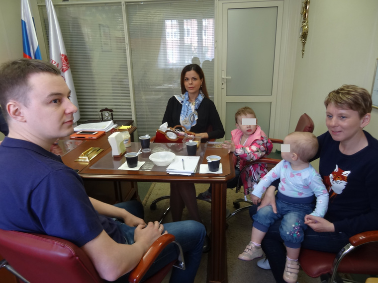 Семья Максимовых: папа Дима, мама Лена, дети: слева — младшая Вика на коленях у няни Татьяны Александровны