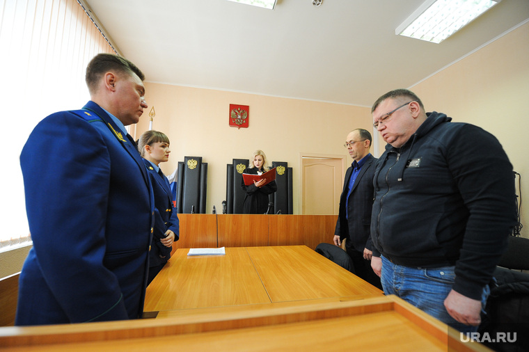 Сергей Мануйлов (справа) на суде фактически заявил, что выводом денег с «Гринфлайта» руководил Михаил Юревич