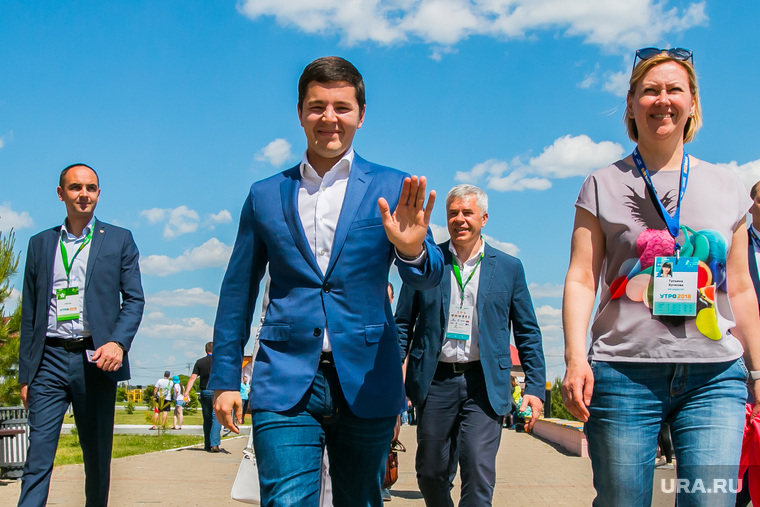 Дмитрий Артюхов (в центре) прибыл в хорошем настроении