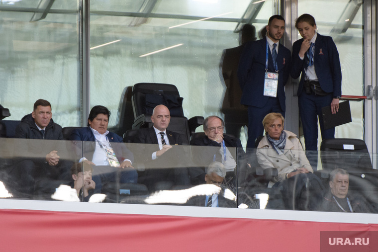 Глава ФИФА Джанни Инфантино (по центру) прилетел в Екатеринбург во второй раз