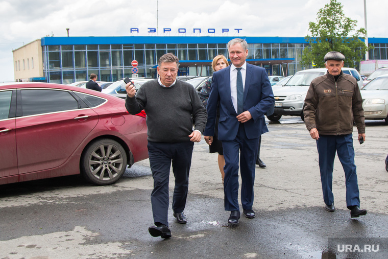 Губернатор Алексей Кокорин (в центре) разослал не один десяток писем в авиакомпании, предлагая им летать из Кургана