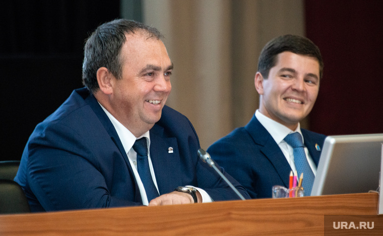 Когда засмеялся зал, Алексей Ситников (слева) разрешил и себе посмеяться над шутками Александра Моора